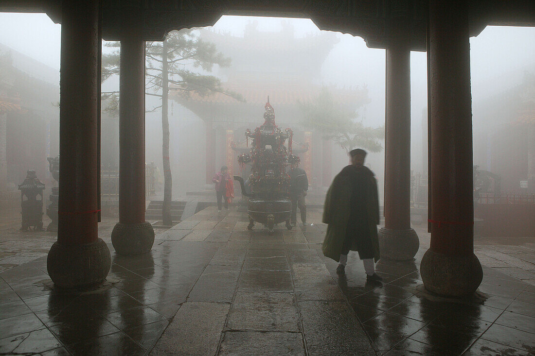 Taoistischer Mönch, Tempel der Azurblauen Wolke, Azure Clouds Monastery, Biyun Si Monastery, Taishan, Provinz Shandong, UNESCO Weltkulturerbe, China, Asien