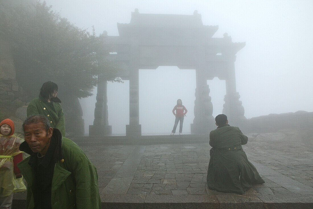 Pilger in Regenjacken im dichten Nebel, Heaven Street, Südliches Himmelstor, Gipfel Taishan, Provinz Shandong, UNESCO Weltkulturerbe, China, Asien