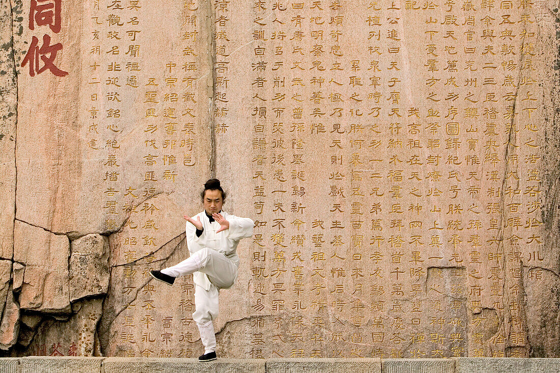 Taoistischer Mönch Zhang Qingren demonstriert die hohe Kunst des Taichi, 24-Figuren Zyklus vor berühmter Inschrift in Felswand, Gedicht des Tang Kaisers Li Longji, Xuanzong, Taishan, Provinz Shandong, UNESCO Weltkulturerbe, China, Asien