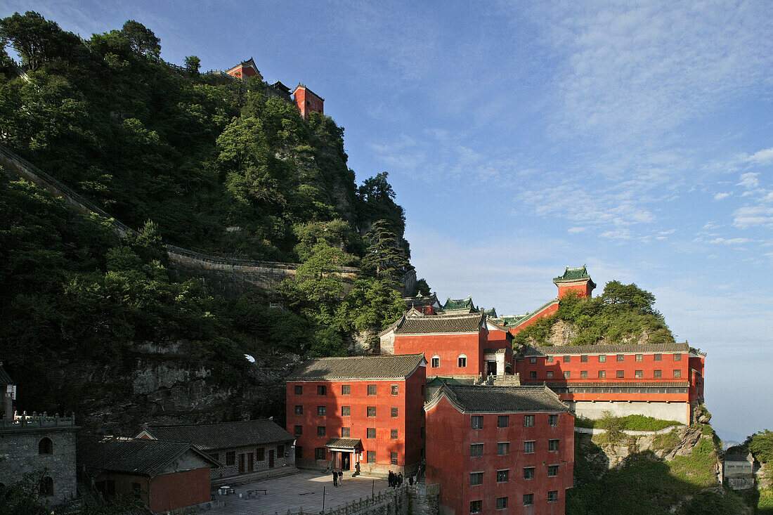 Klosterstadt auf dem Gipfel, Wudang Shan, Klosterstadt Tian Zhu Feng mit rot getünchte Klosterbauten, daoistischer Berg in der Provinz Hubei, Geburtsort des Taichi, China, Asien, UNESCO Weltkulturerbe