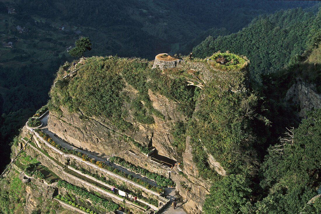 Klosterstadt Tian Zhu Feng auf dem Gipfel des Wudang Shan, Zisterne und Gemüsegarten, daoistischer Berg in der Provinz Hubei, Geburtort des Taichi, China, Asien, UNESCO Weltkulturerbe