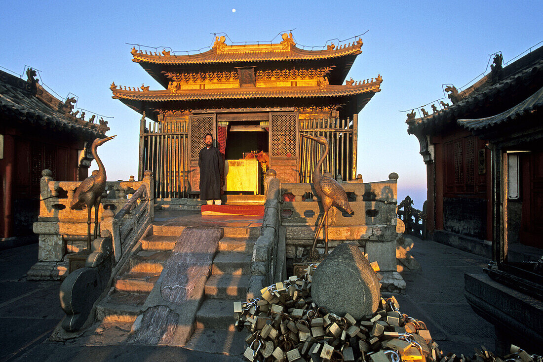 Goldene Halle, Sonnenaufgang am Jin Dian Gong, wegen Blitzgefahr geschützt von einem eisernen Käfig, Gipfel des Wudang Shan, daoistischer Berg in der Provinz Hubei, Gipfel 1613 Meter, Geburtsort des Taichi, China, Asien, UNESCO Weltkulturerbe