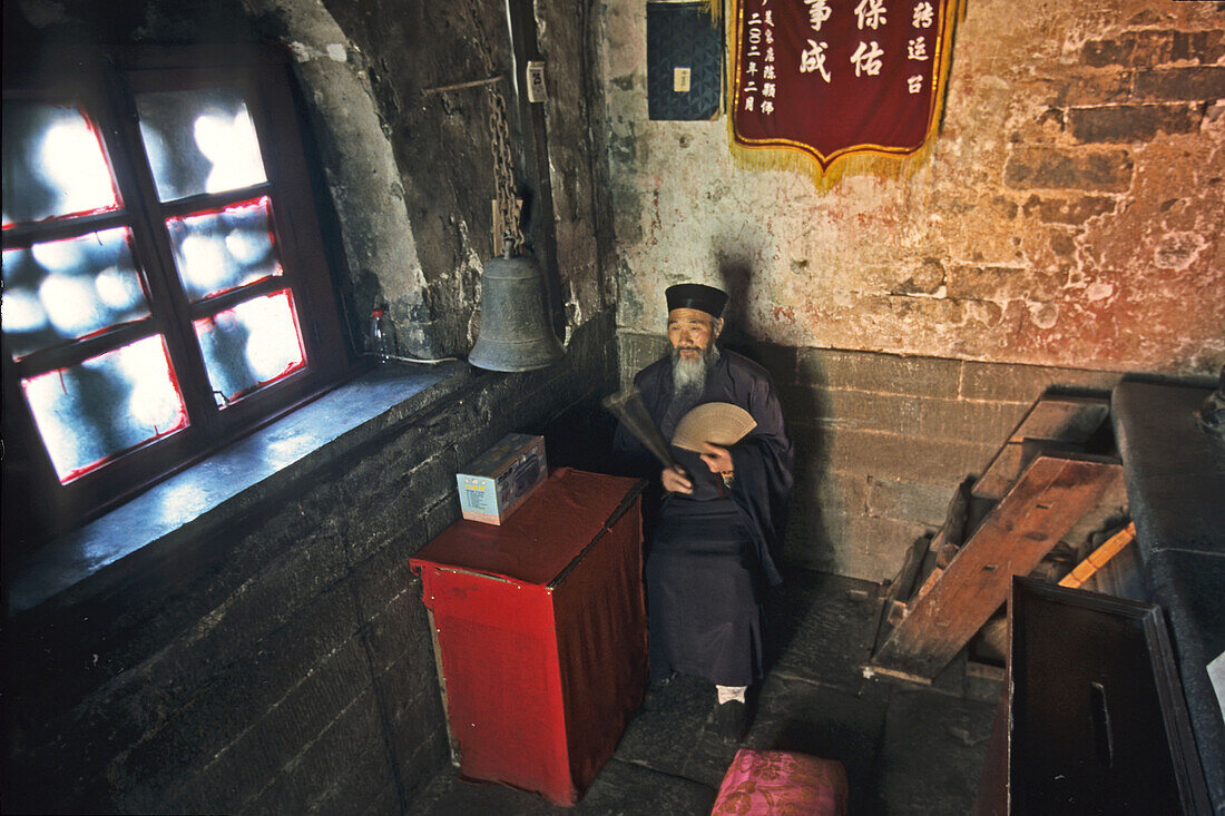 Mönch bei der Aufsicht, Klosterstadt des Wudang Shan, daoistischer Berg in der Provinz Hubei, Gipfel 1613 Meter, Geburtsort des Taichi, Taiji, China, Asien, UNESCO Weltkulturerbe