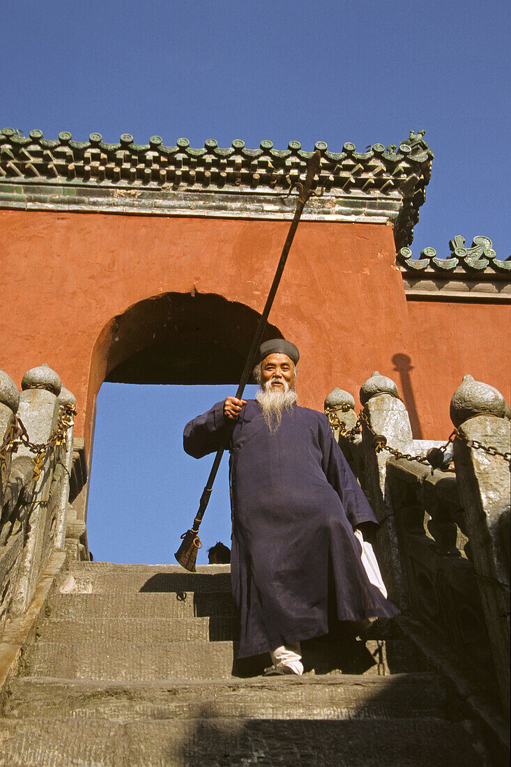 Alter taoistischer Mönch auf der Treppe zur Goldene Halle, auf dem Gipfel, Jin Dian Gong, Gipfel des Wudang Shan, daoistischer Berg in der Provinz Hubei, Gipfel 1613 Meter, Geburtsort des Taichi, China, Asien, UNESCO Weltkulturerbe