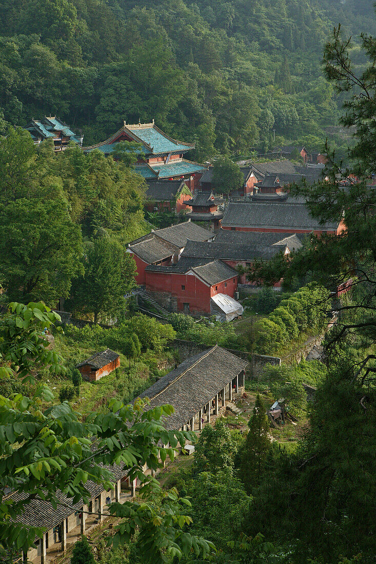 Palast der Purpurwolke, Zi Xiao Gong, auf halbem Weg zum Gipfel des Wudang Shan, rote Mauern, daoistischer Berg in der Provinz Hubei, Geburtsort des Taichi, China, Asien, UNESCO Weltkulturerbe