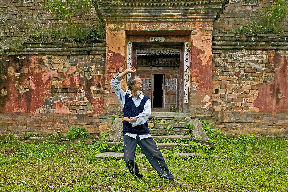 Master demonstrates Taichi movements, in front of his old house below the peak, Wudang Shan, Taoist mountain, Hubei province, Wudangshan, Mount Wudang, UNESCO world cultural heritage site, birthplace of Tai chi, China,  Asia