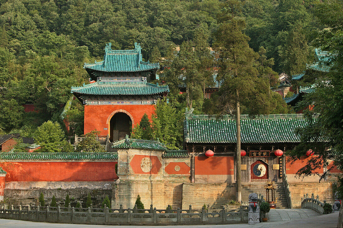 Palast der Purpurwolke, Zi Xiao Gong, Eingang mit Ying Yang in einem bewaldeten Tal auf halbem Weg zum Gipfel des Wudang Shan, daoistischer Berg in der Provinz Hubei, Geburtsort des Taichi, China, Asien, UNESCO Weltkulturerbe