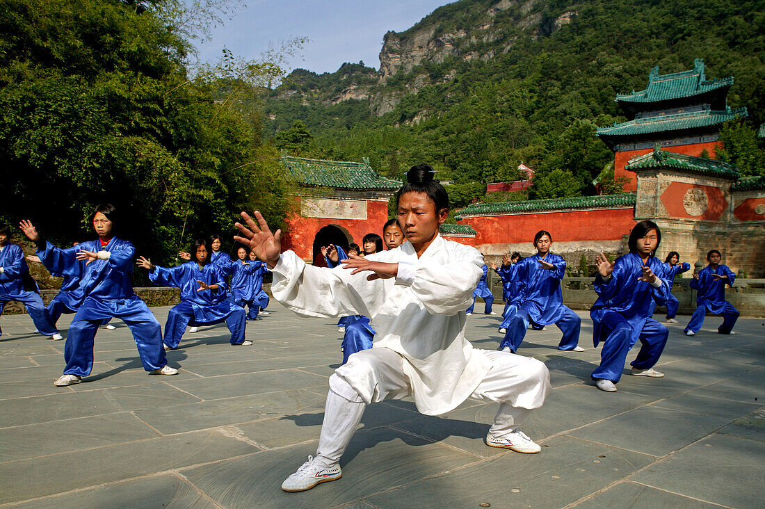 Taichi Training, Wudang Shan,Taichi, Taiji, Training, Wudang School of Martial Arts, Vorplatz des Klosters Palast der Purpurwolke, Zi Xiao Gong, Wudang Shan, rote Mauern, daoistischer Berg in der Provinz Hubei, Gipfel 1613 Meter, Geburtsort des Taichi, Ch