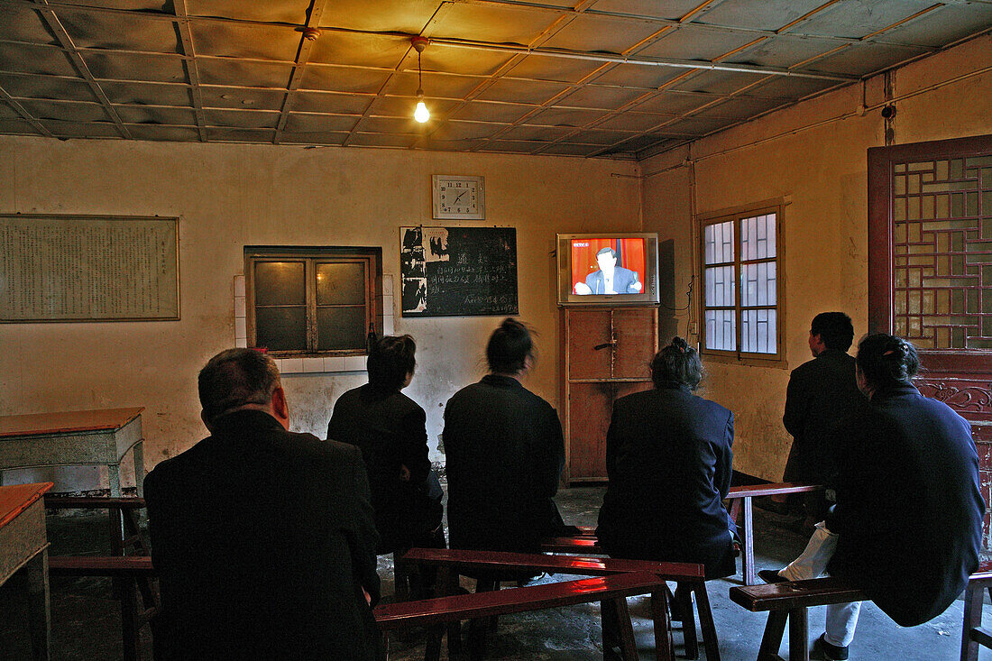 Gipfelkloster, Wudang Shan,Klosterkantine, Ministerpräsident spricht im Fernsehen, TV, Klosterstadt auf dem Gipfel des Wudang Shan, daoistischer Berg in der Provinz Hubei, Gipfel 1613 Meter, Geburtsort des Taichi, China, Asien, UNESCO Weltkulturerbe