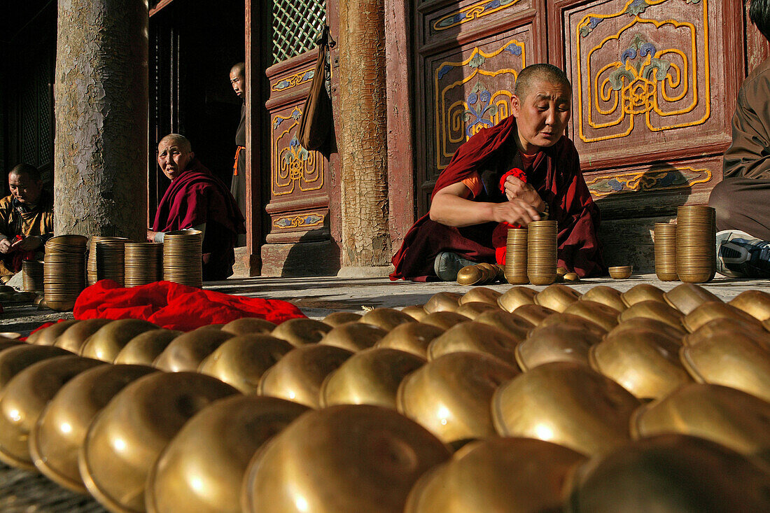 Mönch beim Befüllen der Butterlampen, Tempelfest zu Ehren Wenshus, Shuxiang Kloster, Bodhisattva, Taihuai Stadt, Provinz Shanxi, China, Asien