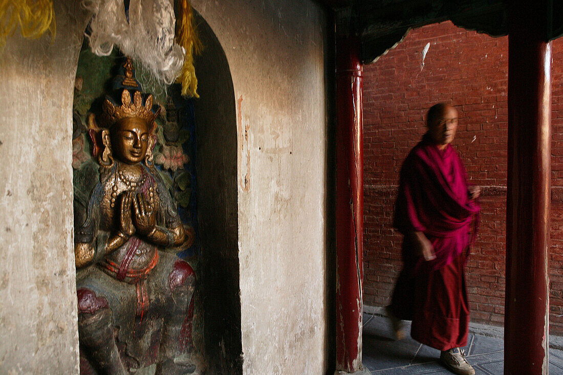 Umgang mit Gebetsmühlen und Statuen, Manjusri, Sockelbereich der Großen Weißen Pagode, Tayuan Tempel,  Tempelfest zu Ehren Wenshus, Schutzgottheit des Wutai Shan, Taihuai Stadt, Provinz Shanxi, China, Asien