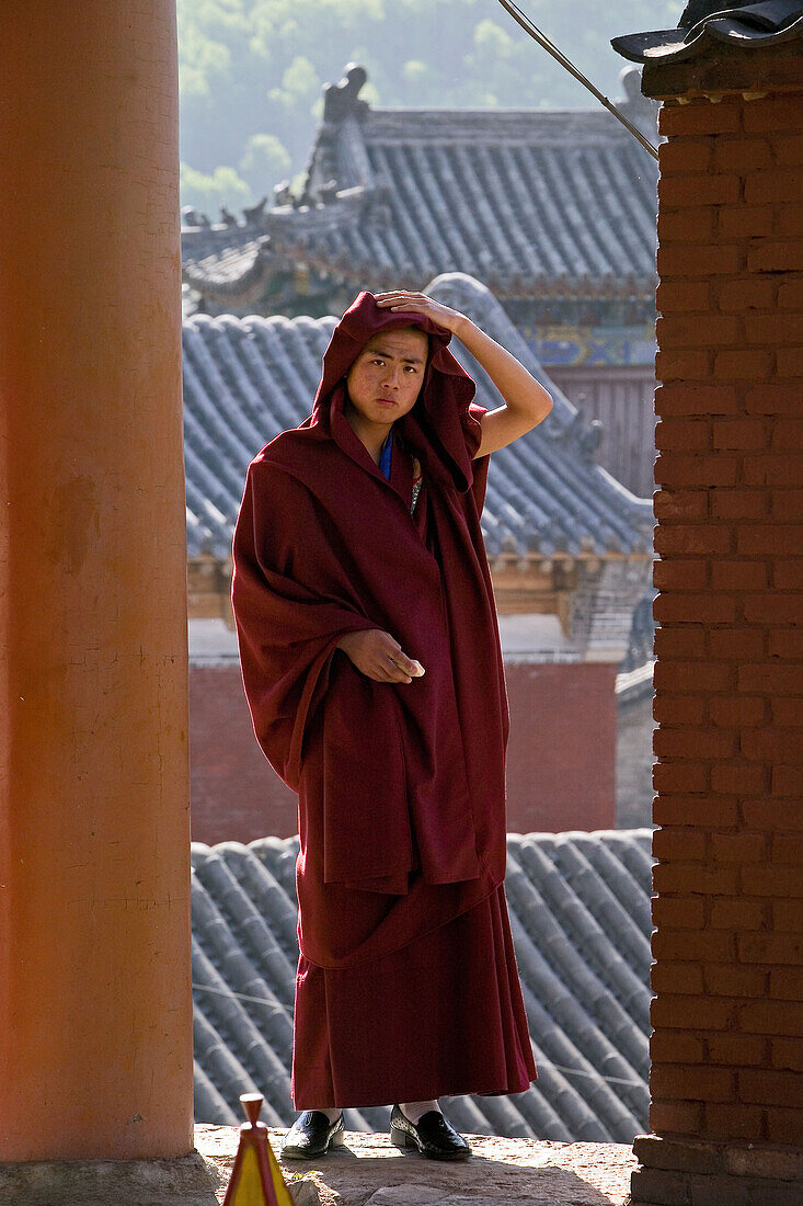Junge Buddhist Mönch, Wutai Shan ,Portrait, Mönch, Wutai Shan, Xiantong Temple, Klosterhof,Taihuai Stadt, Provinz Shanxi, China, Asien