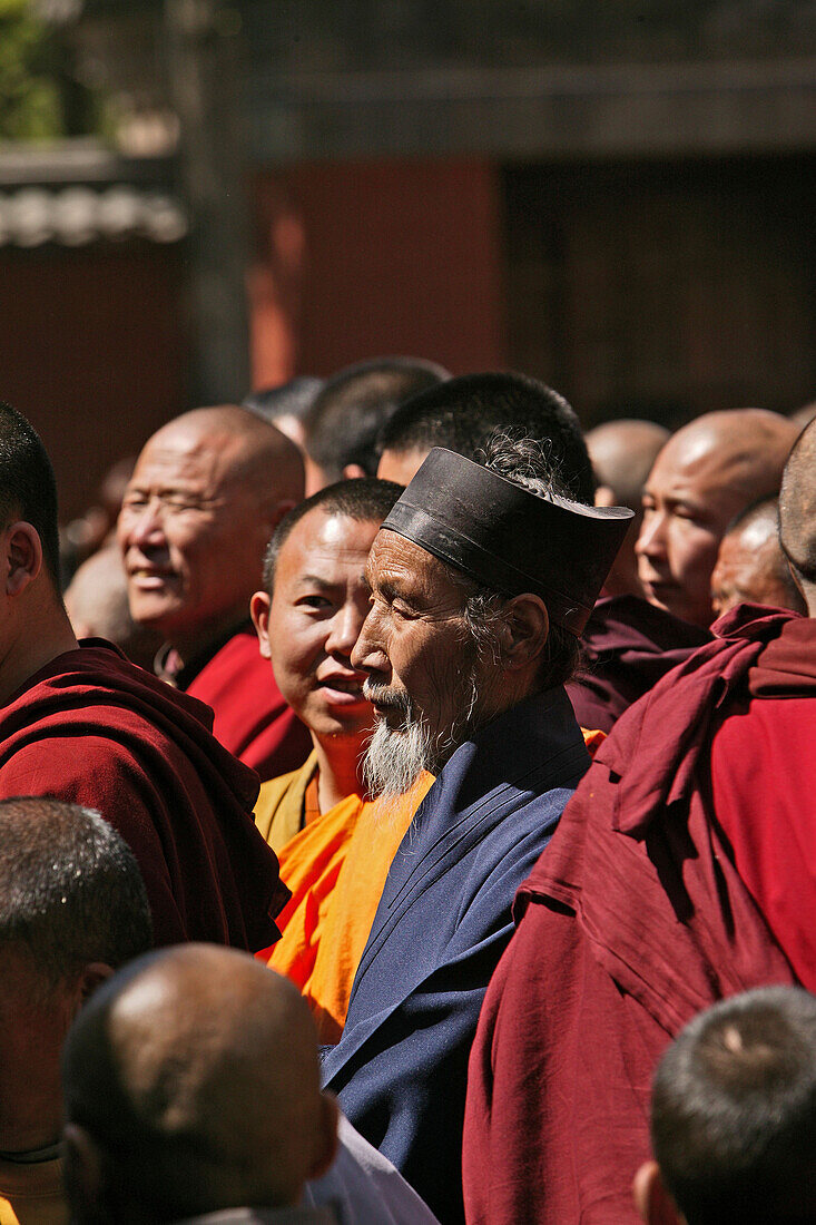 Mönch, Taihuai, Wutai Shan ,Daoistischer Mönch inmitten von Buddhisten, Kloster, Taihuai, Wutai Shan, Provinz Shanxi, China, Asien