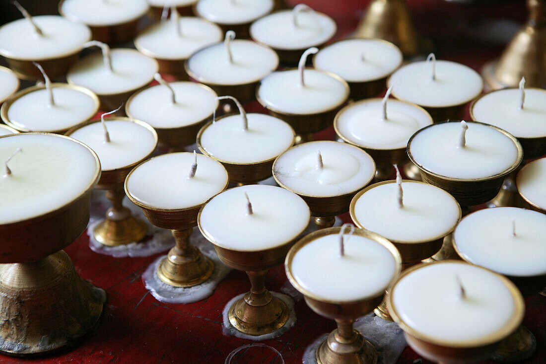 Kerzen in Pusa Ting Tempel, Buddhas Geburtstag, Taihuai Stadt, Wutai Shan, Provinz Shanxi, China, Asien
