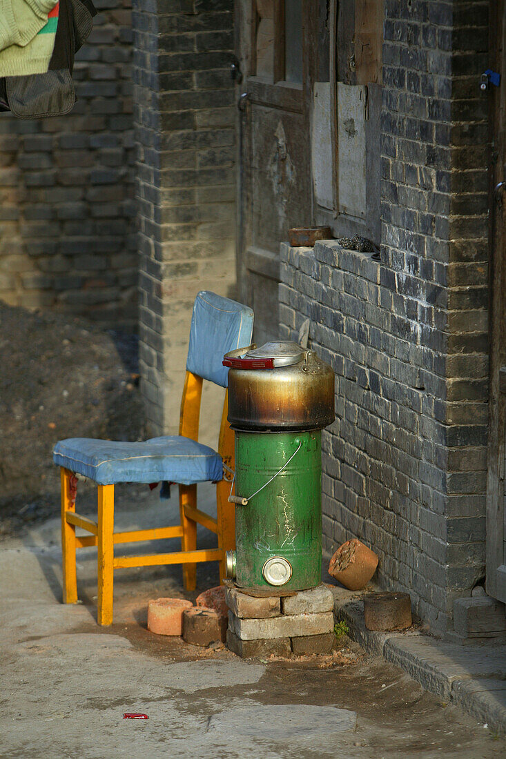 Stuhl und Ofen, Wutai Shan ,Stuhl und kleiner Ofen, Heißwasser für Torwächter, Wutai Shan, Taihuai Stadt, Provinz Shanxi, China, Asien