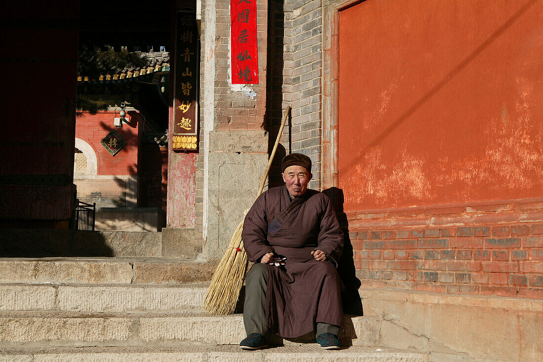 Mönch, Taihuai, Wutai Shan ,Mönch, Kloster, Luohou Kloster, Taihuai, Wutai Shan, Provinz Shanxi, China, Asien