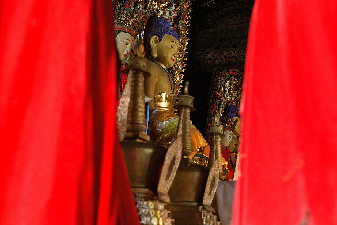 Buddha statue und rotes Tuch, Wutai Shan, Bodhisattva, in der Nähe von Taihuai Stadt, Provinz Shanxi, China, Asien