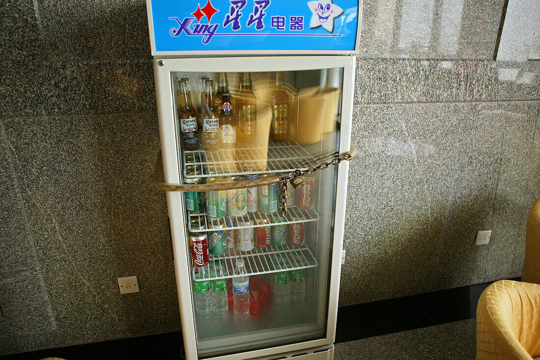 Getränke Kühlschrank,Chinesischer Kühlschrank, keine Selbstbedienung, Kette, Schloß, kalte Getränke Kühlschrank mit Kette und Vorhängeschloß vor Zugriff geschützt, China, Asien