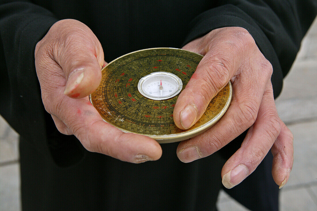 Chinesische Feng Shui Kompass,Hände halten einen Fengshui Kompass, Lopan,  China, Asien