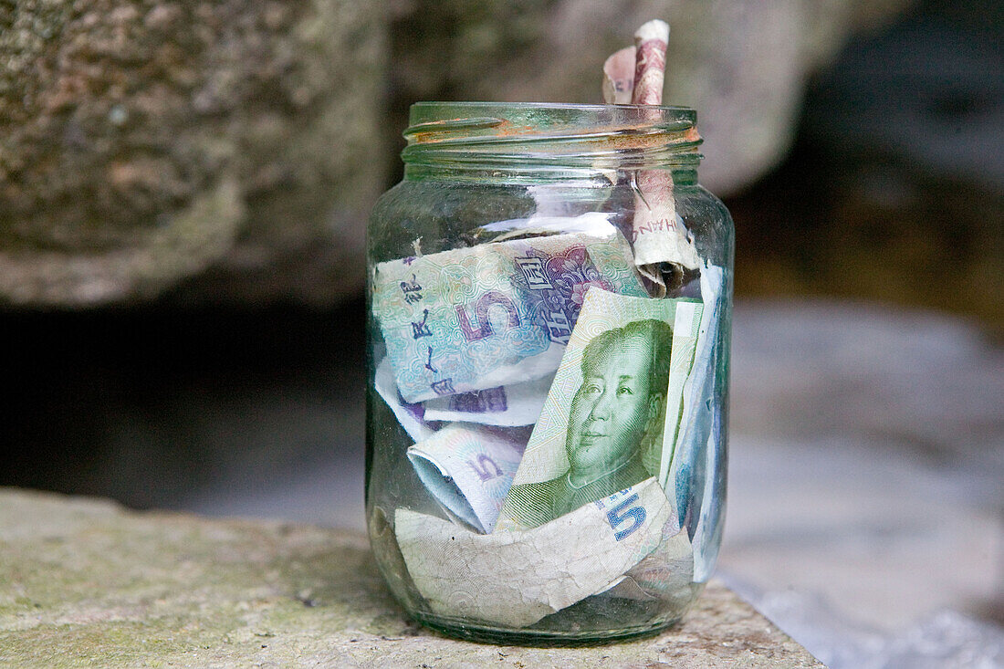 Mao im Glas,Geldspende, Yuan, Währung, Geldscheine mit Mao Portrait, Gesicht von Mao Tse tung, China, Asien