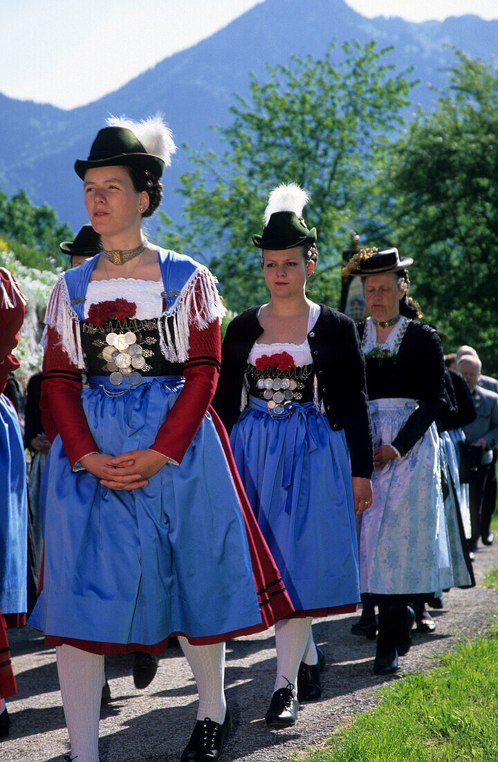 Junge Frauen in Tracht im Trachtenumzug, Trachtenwallfahrt nach Raiten, Unterwössen, Chiemgau, Oberbayern, Bayern, Deutschland