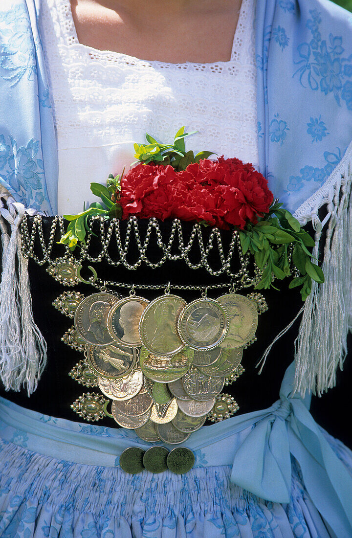 Detail der Tracht, Dirndl mit Mieder und Schmuck, Trachtenwallfahrt nach Raiten, Chiemgau, Oberbayern, Bayern, Deutschland