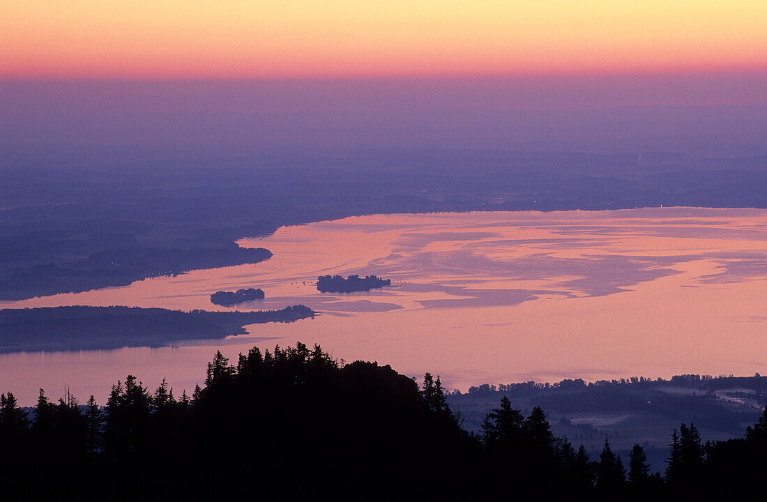 Chiemsee von oben mit Herreninsel, Krautinsel, Fraueninsel im rosa Morgenlicht, Chiemgau, Oberbayern, Bayern, Deutschland