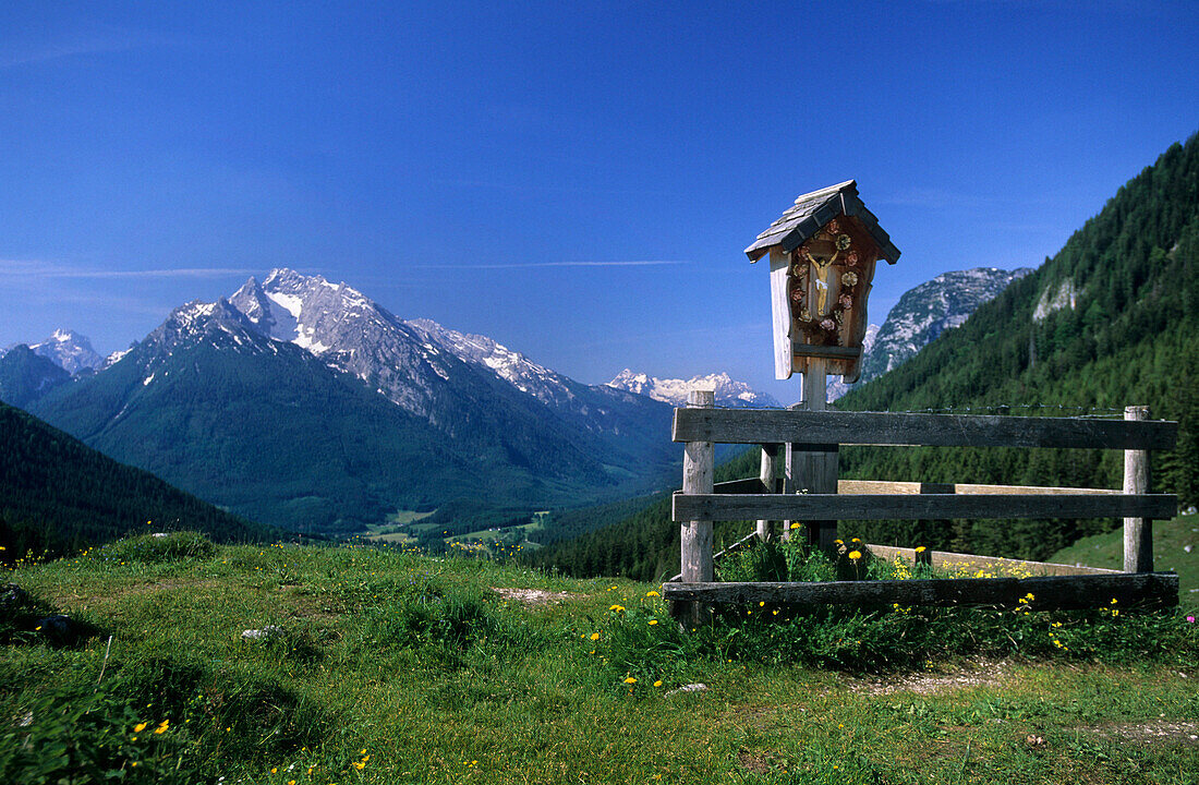 Cross on an alpine pasture at Mordau alp, view to Hochkalter, Berchtesgaden Alps, Upper Bavaria, Bavaria, Germany