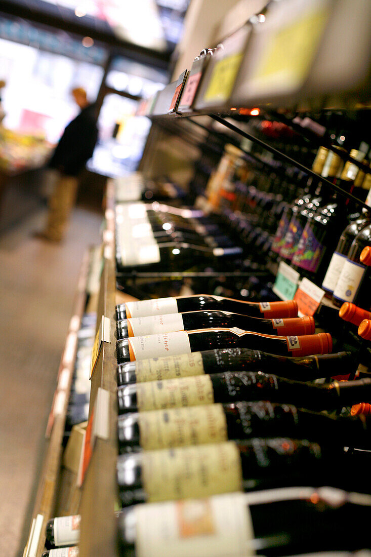 Weinflaschen in einem Geschäft, Fruits de France, Neue Stadt, Prag, Tschechien