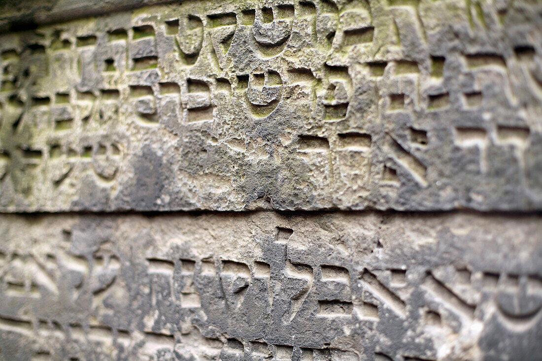 Nahaufnahme von einem Grabstein, alter jüdischer Friedhof, Josefov, Prag, Tschechien