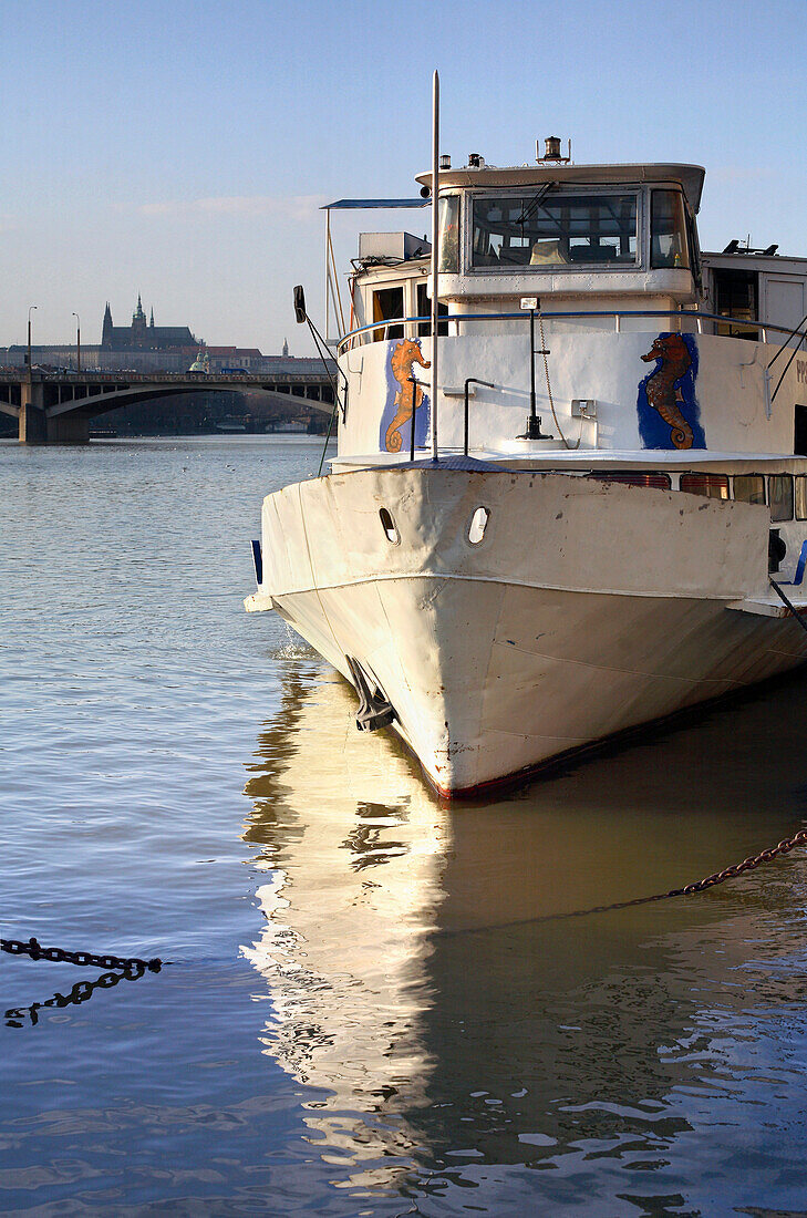 Ein Boot auf dem Moldau Fluss, Vltava Fluss, Prag, Tschechien