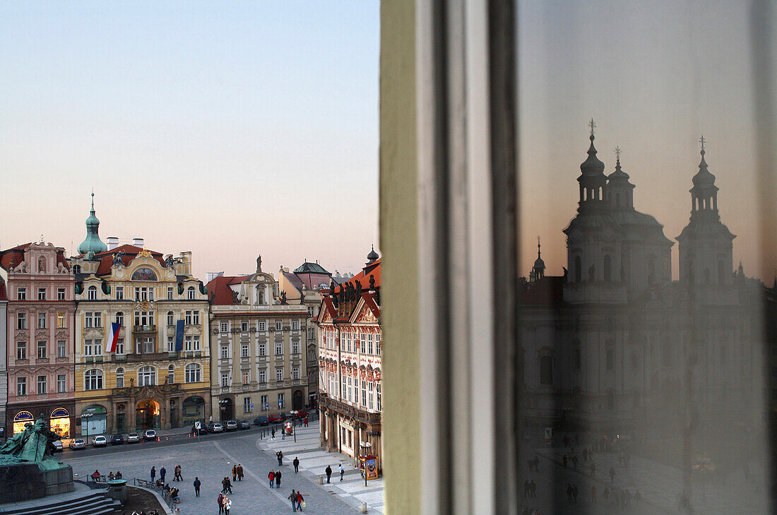 Staromestske Namesti und Spiegelung von Sankt Nicholas Kirche, Altstädter Ring, Altstadt, Prag, Tschechien