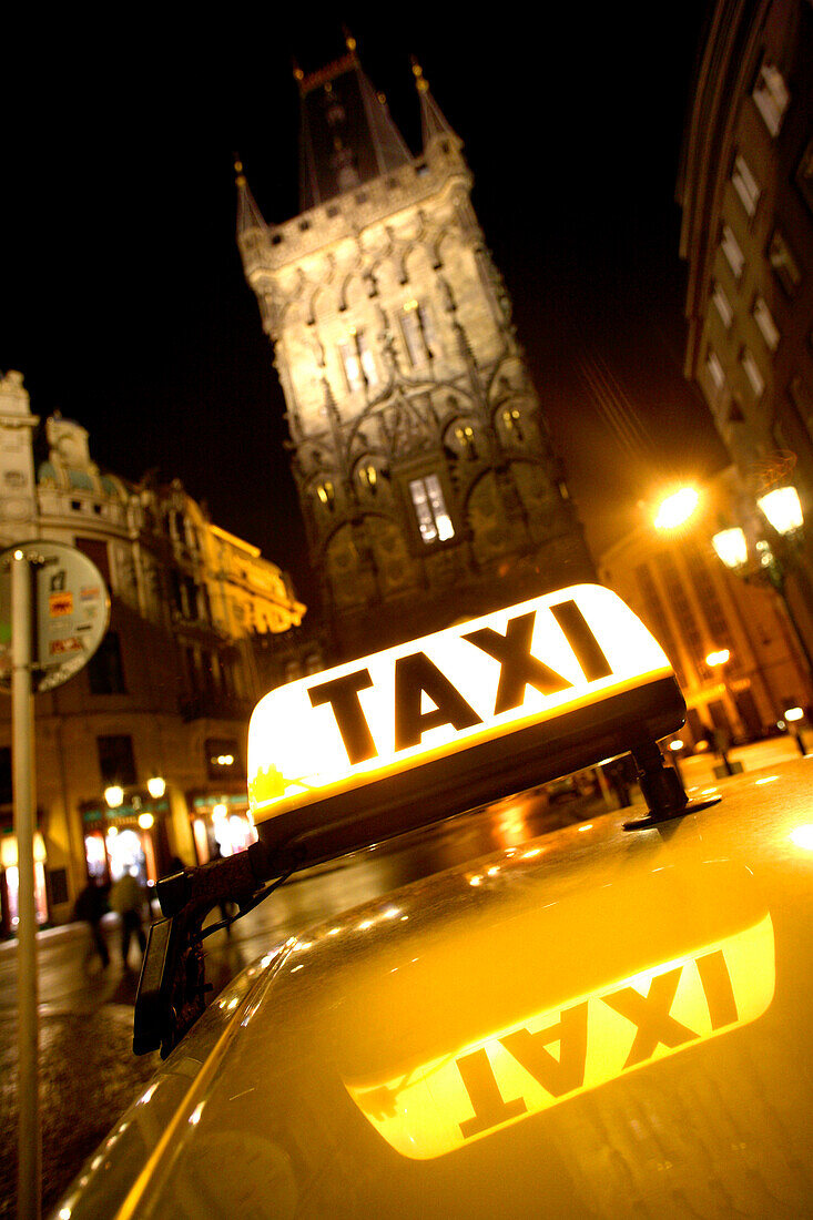 Nahaufnahme von einem Taxi beim Pulverturm, Old Town, Stare Mesto, Prag, Tschechien