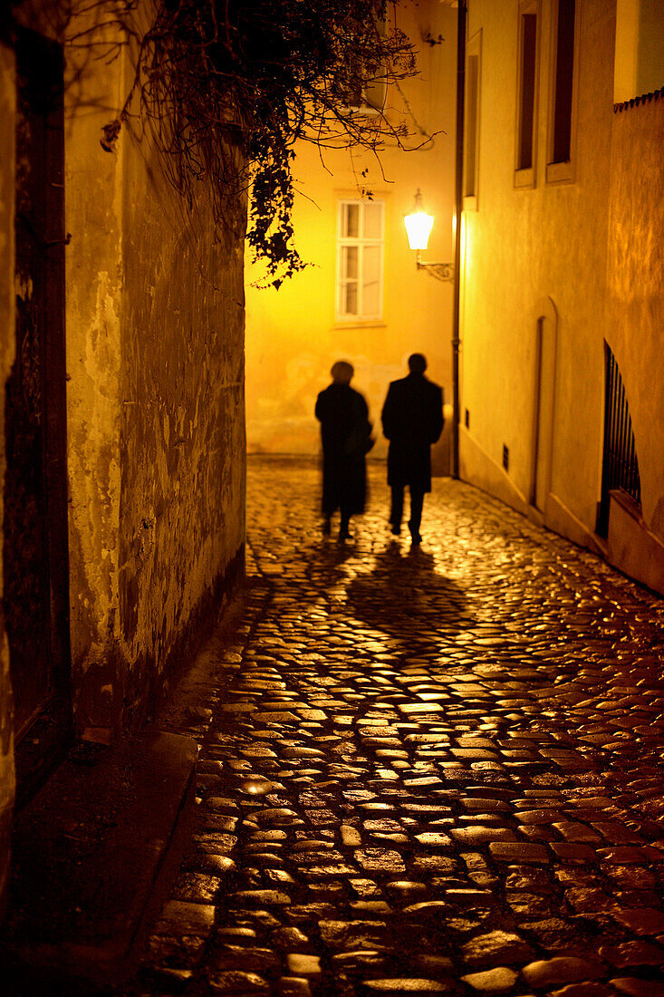 Paar beim spazieren, Gasse, Mala Strana, Kleines Viertel, Prag, Tschechien