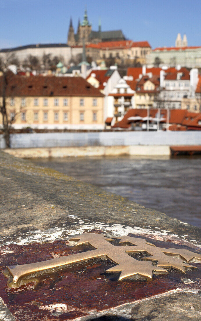 Nahaufnahme von einem Kreuz, Karlsbrücke, Prag, Tschechien