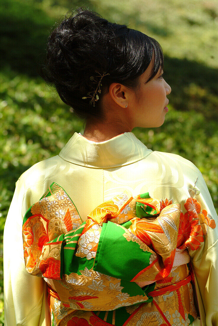 Japanische Frau im Kimono, Happo-en Garden, Tokyo, Japan