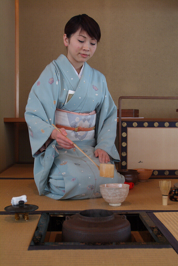 Japanische Frau bereitet den Tee vor, Teezeremonie in Hosomi Museum, Kyoto, Japan