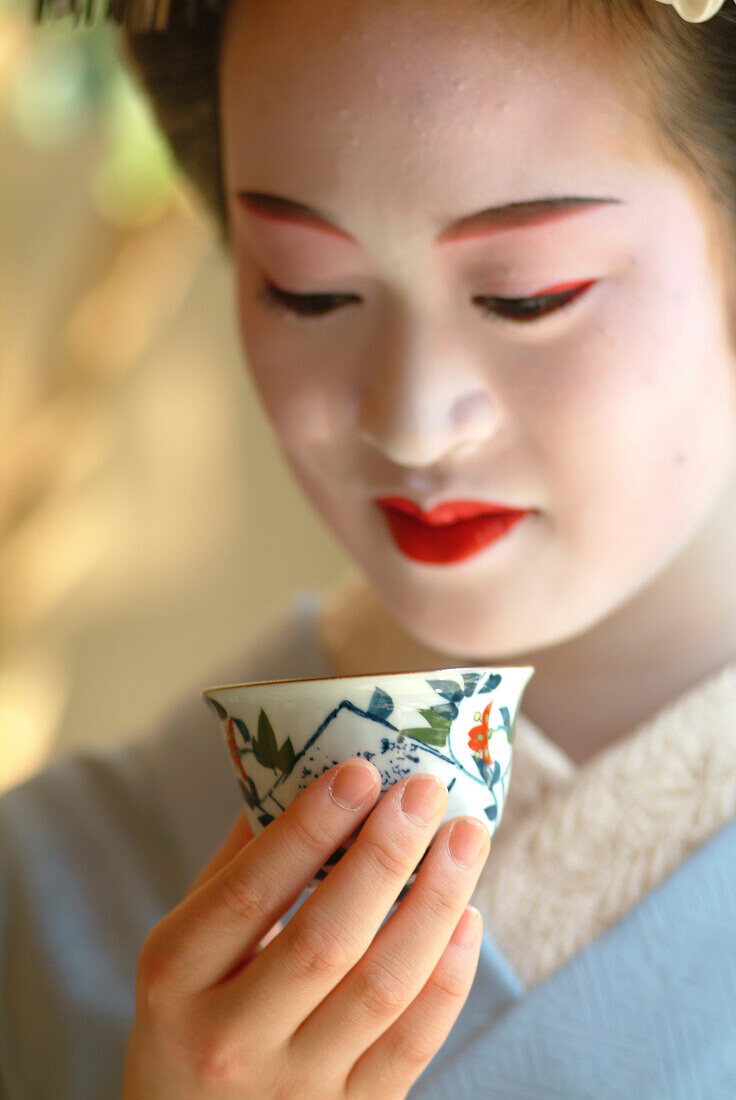 Nahaufnahme von einer Geisha in der Ausbildung, Maiko Masayo, Kyoto, Japan