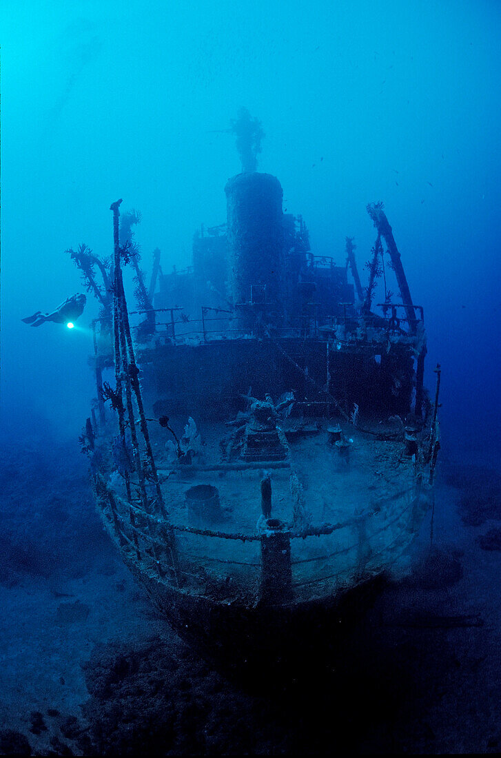 Unbekanntes Schiffswrack und Taucher, Papua Neu Guinea, Bismark Sea