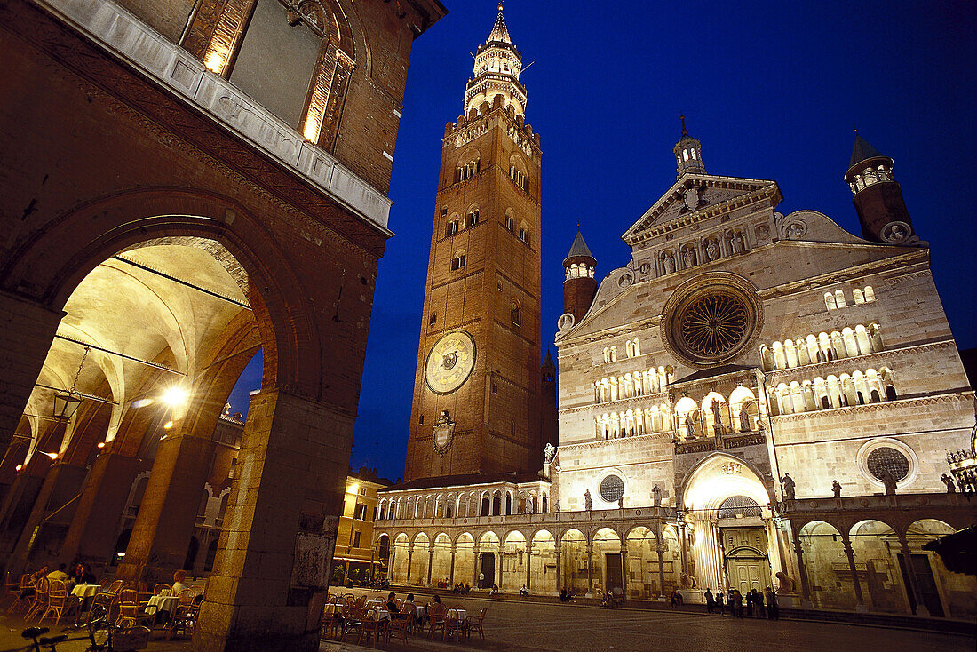 Beleuchteter Domplatz bei Nacht, Cremona, Lombardei, Italien, Europa