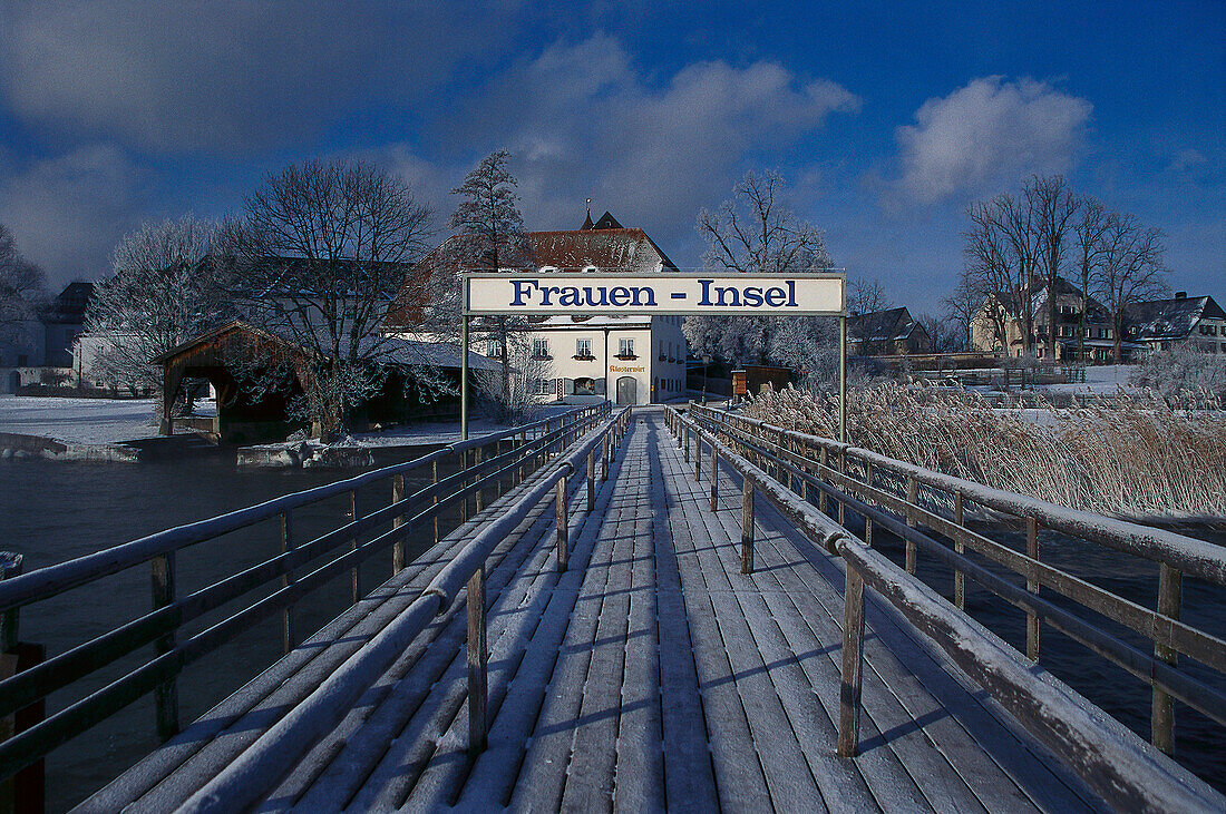 Die Anlegestelle in Winter, Chiemsee, Bayern, Deutschland