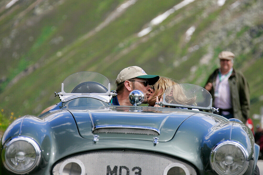 Paar küsst sich in 1966er Austin Healey 100/6 Silverstone, Silvretta Classic Rallye, Montafon, Vorarlberg, Österreich