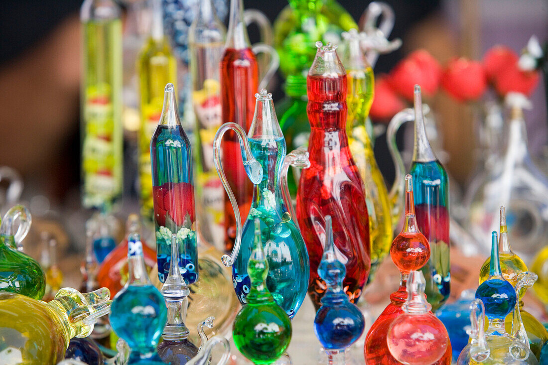 Bunte Glasflaschen, Antalya Altstadt, Antalya, Türkei