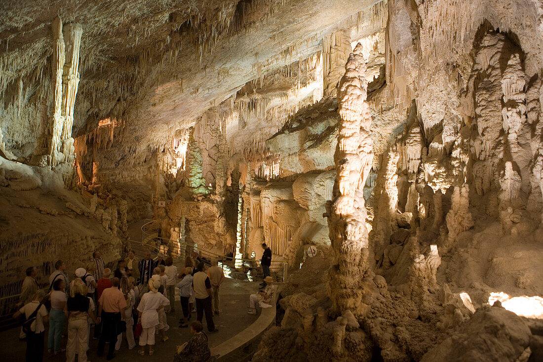 Besucher in der Jeita Grotte, Beirut, Libanon