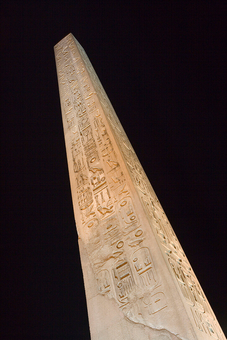 Tempel von Luxor und Obelisk bei Nacht, Luxor, Ägypten