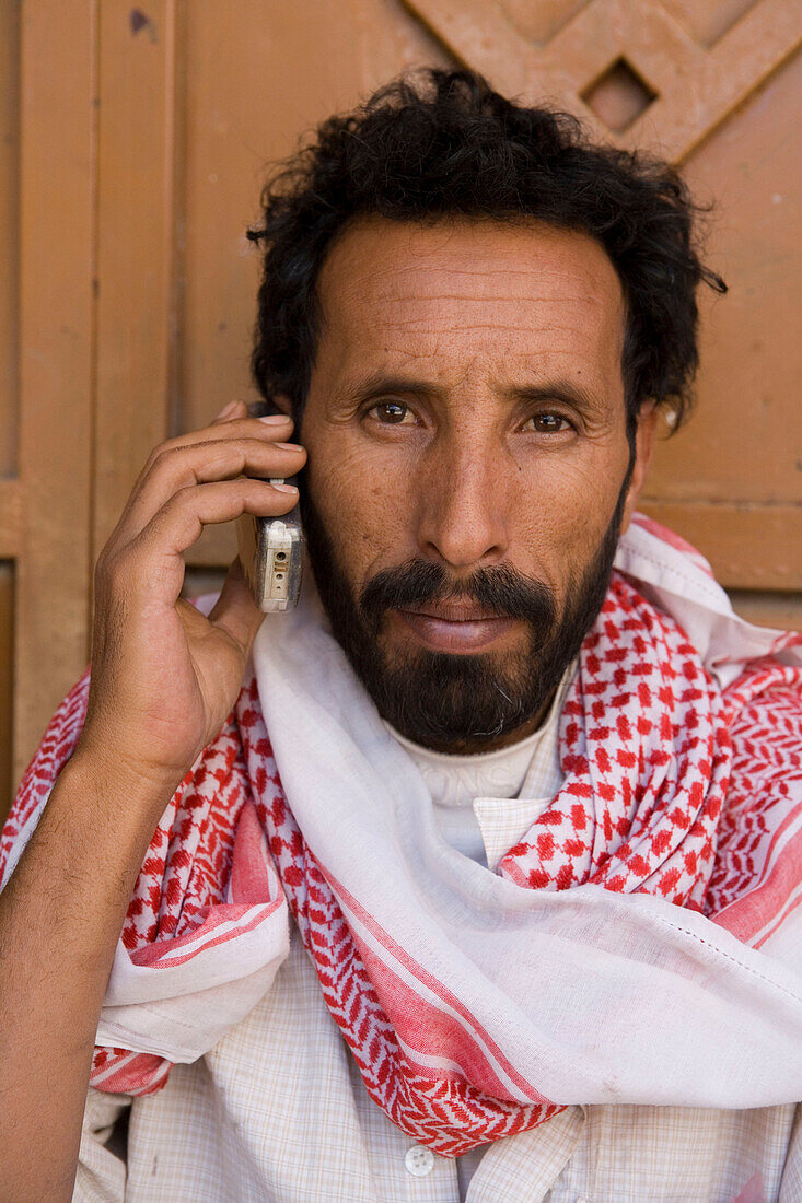 Jemenit telephoniert mit seinem Handy, Sana'a, Jemen