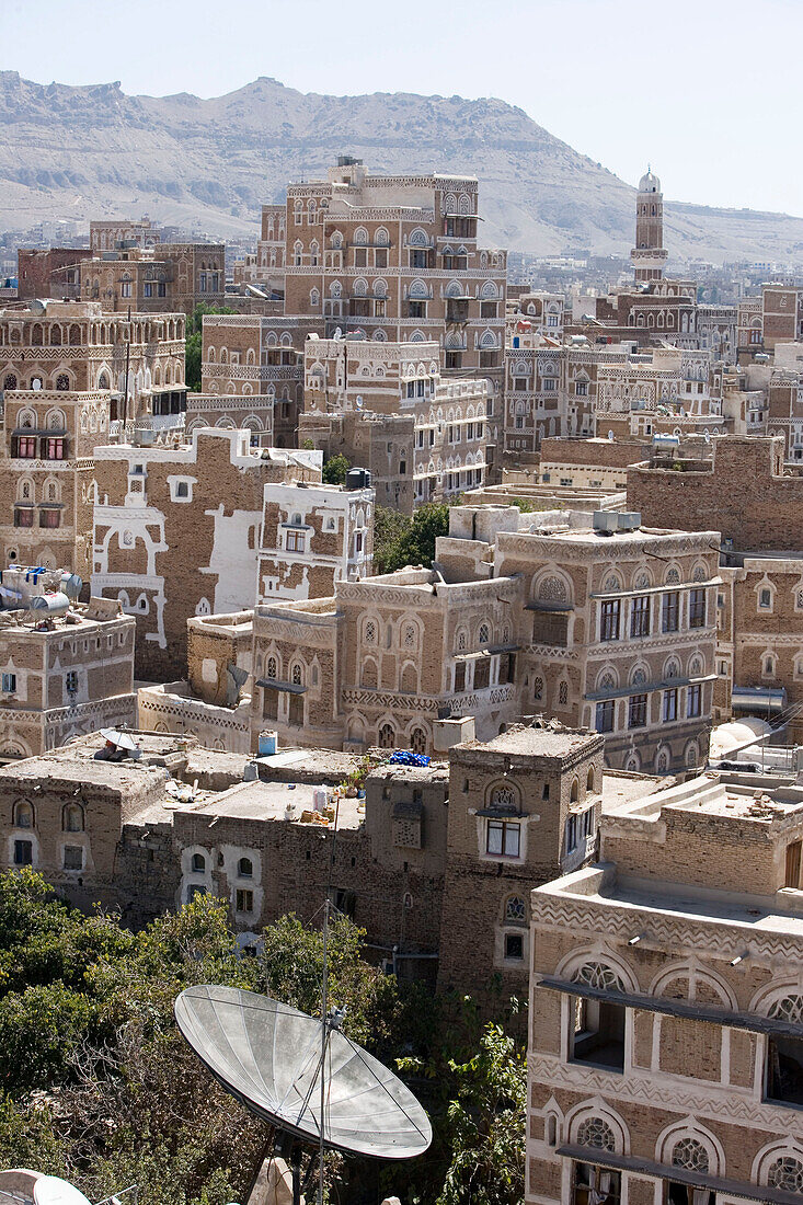 Satellitenschlüssel und traditionelle Häuser in der Altstadt von Sana'a, Sana'a Jemen