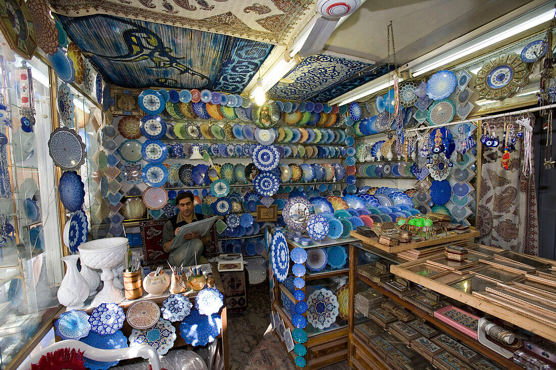 Emaillierte Kupferarbeit in einem Geschäft, The Royal Bazaar, Isfahan, Iran