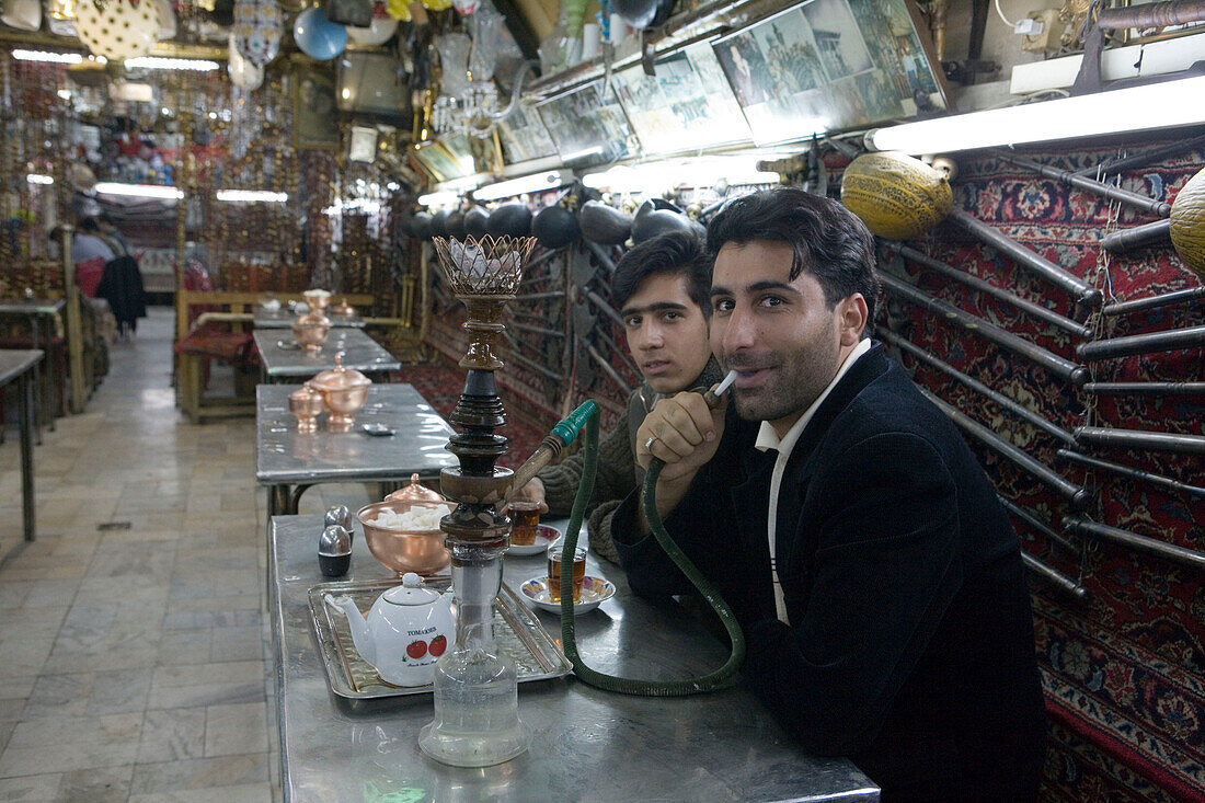 Man raucht Sheesha Wasserpfeife, Isfahan, Iran