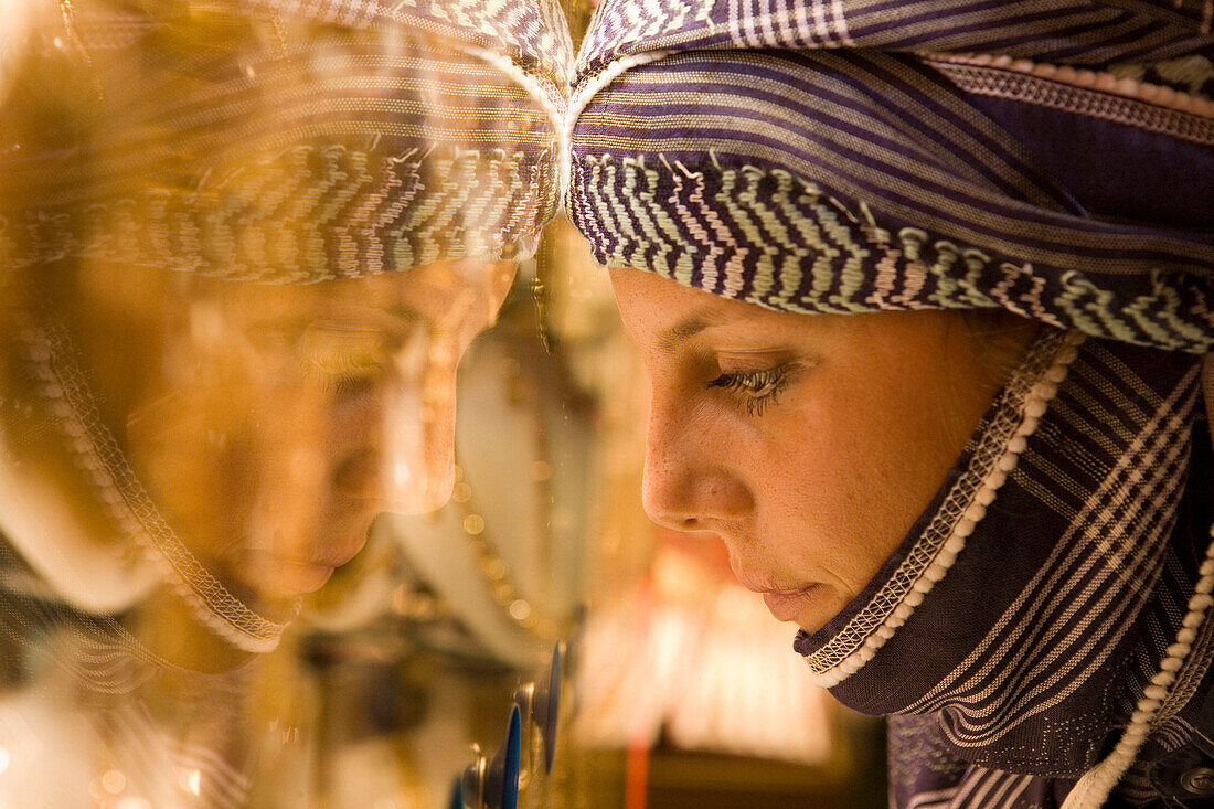 Spiegelbild einer Frau im Fenster eines Goldgeschäfts, Isfahan, Iran